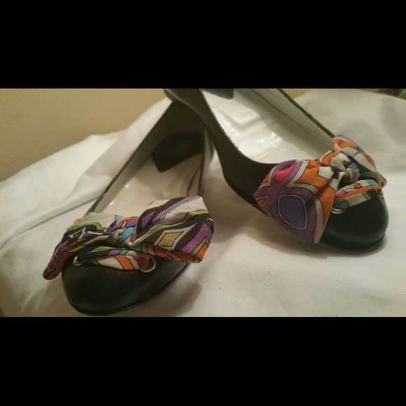 Emilio Pucci Flats w/ Pucci signature. SUPER COMFY! - Picture 6 of 7